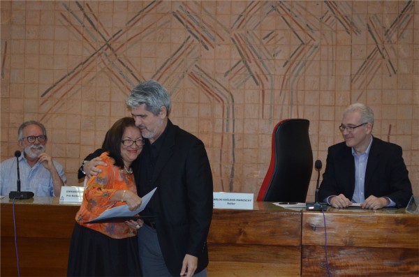 Reitor Carlos Maneschy entrega o certificado da premiação para a ganhadora, professora Maria de Fátima do Nascimento.